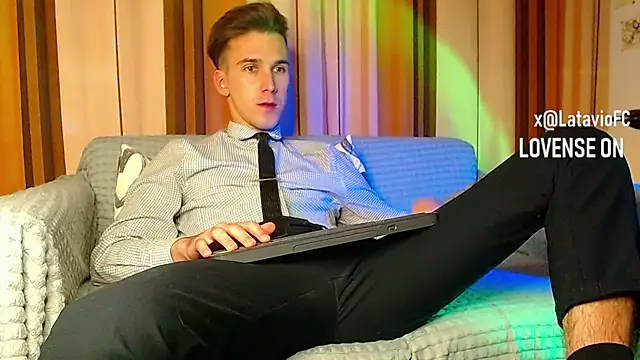 Snapshot of Midnighter_ chatting on 11.20.25 Midnighter online show from 11.20.25