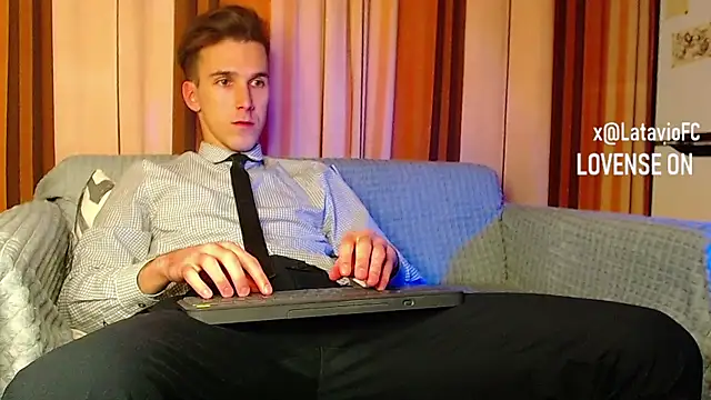 Snapshot of Midnighter_ chatting on 11.28.25 Midnighter online show from 11.28.25