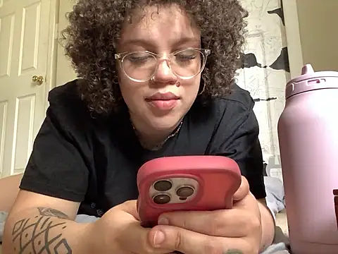 Snapshot of QueenNuttCollector chatting on 04.29.26 QueenNuttCollector online show from 04.29.26