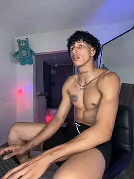 Snapshot of mike_casseano chatting on 11.08.25 mike casseano online show from 11.08.25