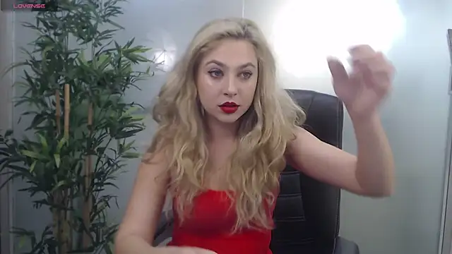 Snapshot of AvaBlue_ chatting on 12.02.24 AvaBlue online show from 12.02.24