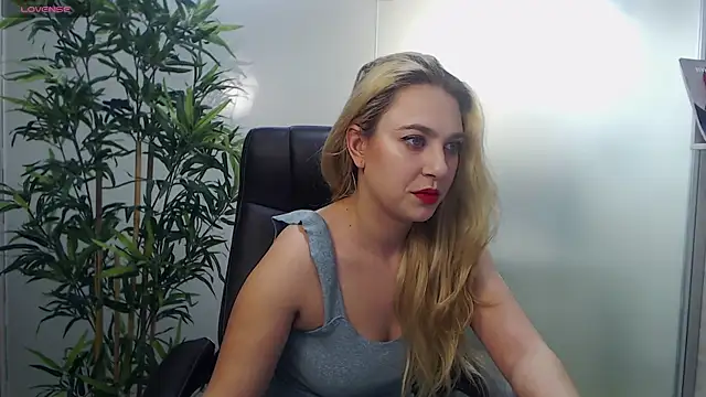 Snapshot of AvaBlue_ chatting on 01.31.25 AvaBlue online show from 01.31.25