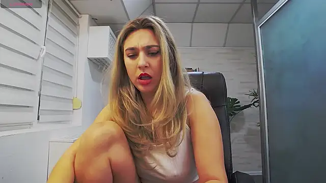 Snapshot of AvaBlue_ chatting on 02.06.25 AvaBlue online show from 02.06.25