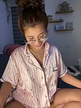 Snapshot of crystal_bunny7 chatting on 12.09.24 crystal bunny7 online show from 12.09.24