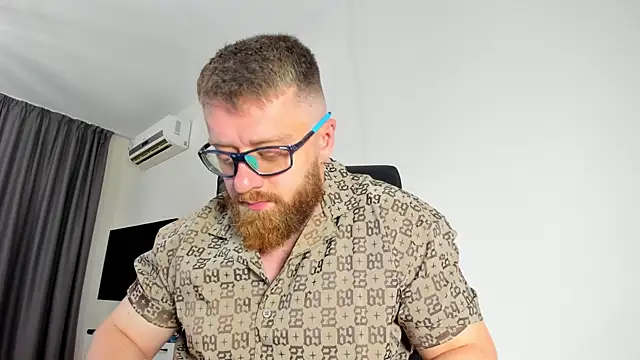 Snapshot of Findom_guy chatting on 05.29.26 Findom guy online show from 05.29.26