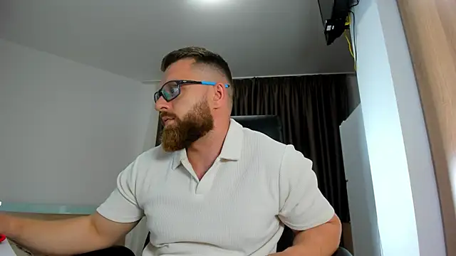 Snapshot of Findom_guy chatting on 06.01.26 Findom guy online show from 06.01.26