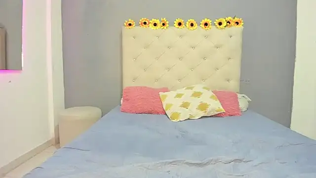 Snapshot of violetasimonz chatting on 03.18.25 violetasimonz online show from 03.18.25