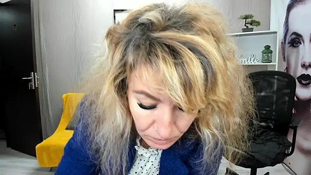 Snapshot of Cassandra_Hotty chatting on 10.22.25 Cassandra Hotty online show from 10.22.25