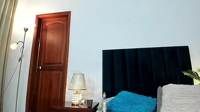 Snapshot of Nina_Cavaali chatting on 12.19.24 Nina Cavaali online show from 12.19.24