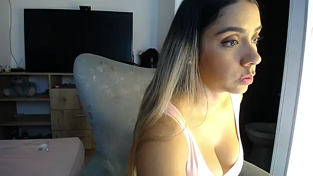 Snapshot of natalie_fox23 chatting on 01.22.25 natalie fox23 online show from 01.22.25