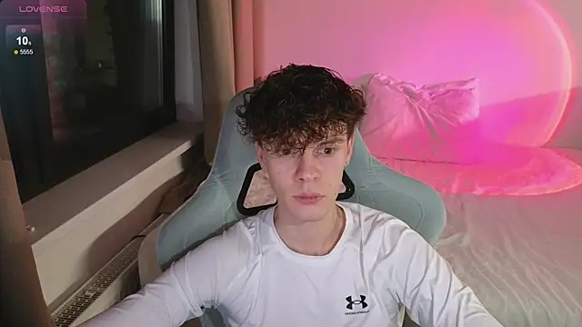 Snapshot of cute_thomas chatting on 05.06.26 cute thomas online show from 05.06.26