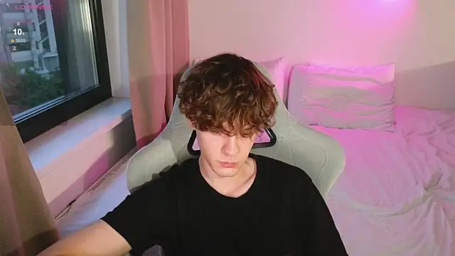 Snapshot of cute_thomas chatting on 06.18.26 cute thomas online show from 06.18.26