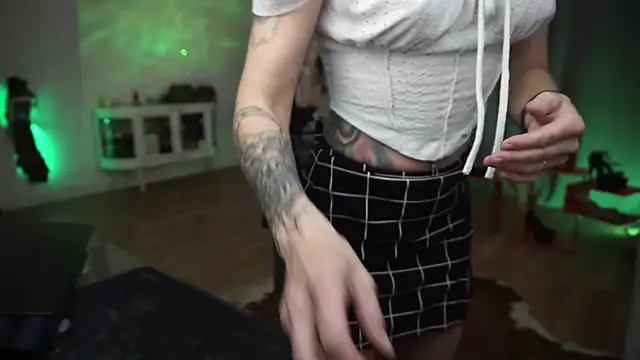 LaraPunkt online show from 04.17.26