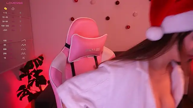 Snapshot of annie24_evans chatting on 12.20.24 annie24 evans online show from 12.20.24