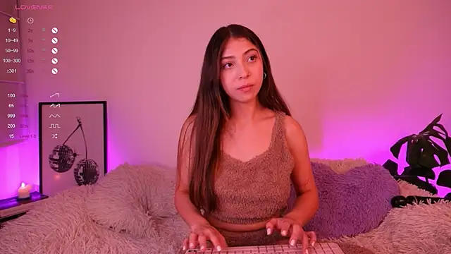 Snapshot of annie24_evans chatting on 01.12.25 annie24 evans online show from 01.12.25