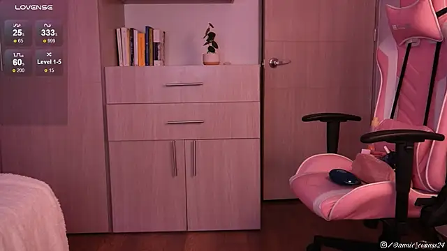 Snapshot of annie24_evans chatting on 03.04.25 annie24 evans online show from 03.04.25