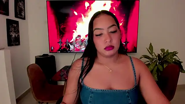 Snapshot of brunetenikole02 chatting on 10.20.25 brunetenikole02 online show from 10.20.25