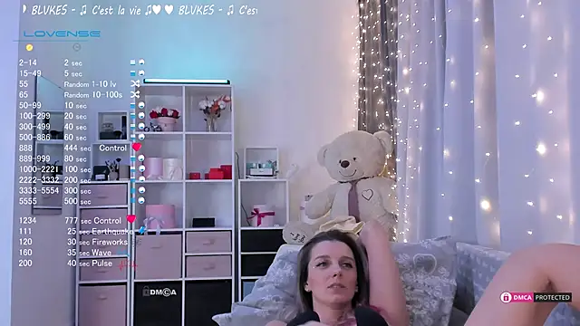 Snapshot of Karamelsw_ chatting on 02.13.25 Karamelsw  online show from 02.13.25