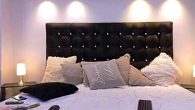 MiahWindsor online show from 12.04.24