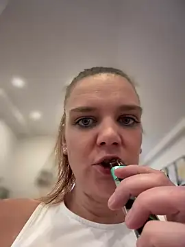 Snapshot of Suesse_Schnitte chatting on 01.14.25 Suesse Schnitte online show from 01.14.25