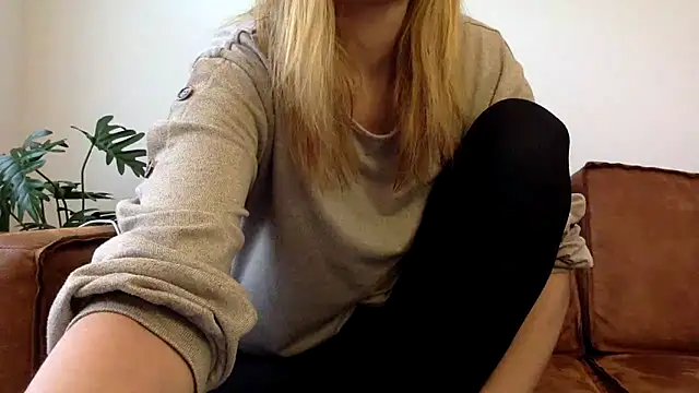 Snapshot of Suesse_Schnitte chatting on 02.14.25 Suesse Schnitte online show from 02.14.25