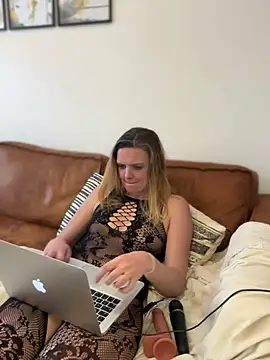 Snapshot of Suesse_Schnitte chatting on 03.12.25 Suesse Schnitte online show from 03.12.25