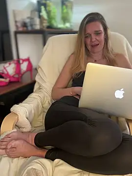 Snapshot of Suesse_Schnitte chatting on 03.18.25 Suesse Schnitte online show from 03.18.25