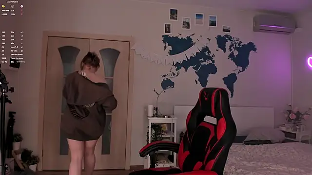 Snapshot of LisaLaas chatting on 12.22.24 LisaLaas online show from 12.22.24