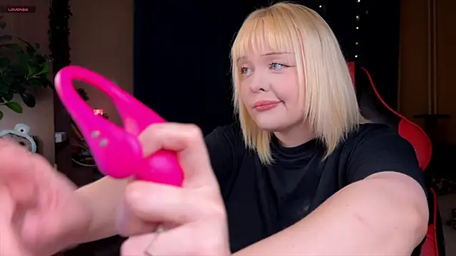 Snapshot of LisaLaas chatting on 10.12.25 LisaLaas online show from 10.12.25