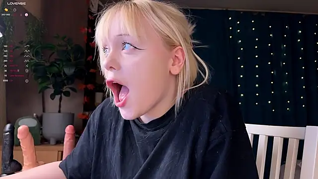 Snapshot of LisaLaas chatting on 11.22.25 LisaLaas online show from 11.22.25