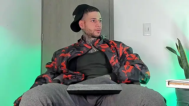 Snapshot of _jamesleandros1 chatting on 02.24.26 jamesleandros1 online show from 02.24.26