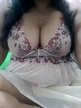 Snapshot of chubby_wife chatting on 12.25.24 chubby wife online show from 12.25.24