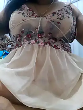 Snapshot of chubby_wife chatting on 03.10.25 chubby wife online show from 03.10.25