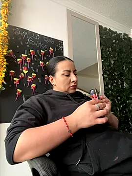 Abril Luv online show from 10.13.25