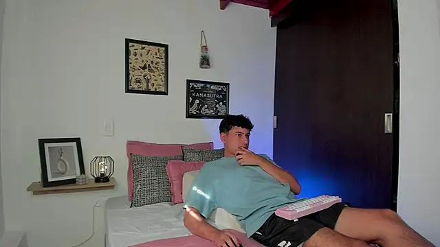 Snapshot of charlottte_queen chatting on 10.28.25 charlottte queen online show from 10.28.25