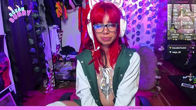 Snapshot of Roxanbunny1 chatting on 03.04.25 Roxanbunny1 online show from 03.04.25