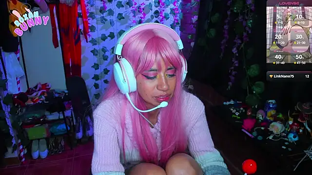 Snapshot of Roxanbunny1 chatting on 03.18.25 Roxanbunny1 online show from 03.18.25