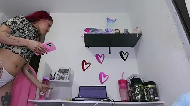 Snapshot of ari_sexy1 chatting on 10.10.25 ari sexy1 online show from 10.10.25