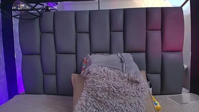 Snapshot of _MiaBrown_ chatting on 09.18.25  MiaBrown  online show from 09.18.25