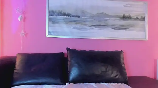 Tiffanysurez  online show from 11.28.25