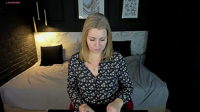 Snapshot of Annie_Light chatting on 01.27.25 Annie Light online show from 01.27.25
