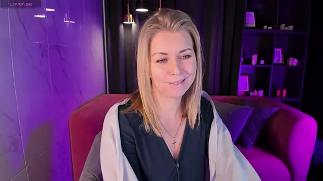 Snapshot of Annie_Light chatting on 02.11.25 Annie Light online show from 02.11.25