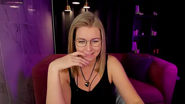 Snapshot of Annie_Light chatting on 02.28.25 Annie Light online show from 02.28.25