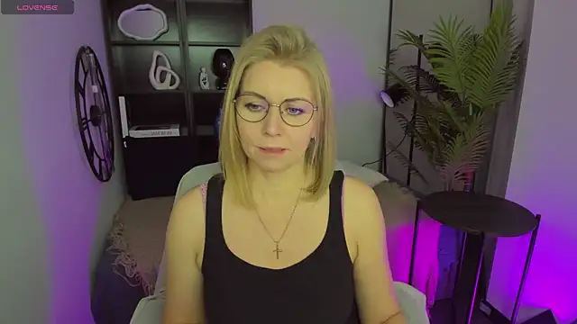 Snapshot of Annie_Light chatting on 03.21.25 Annie Light online show from 03.21.25
