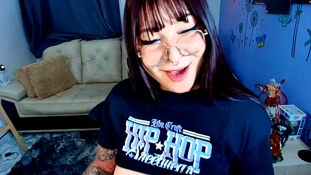 Snapshot of SweetIsabella_x chatting on 05.13.26 SweetIsabella x online show from 05.13.26