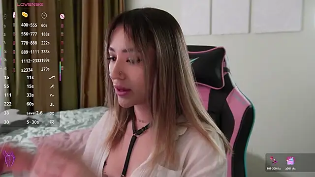 Snapshot of Fiona-Love chatting on 11.19.25 Fiona-Love online show from 11.19.25