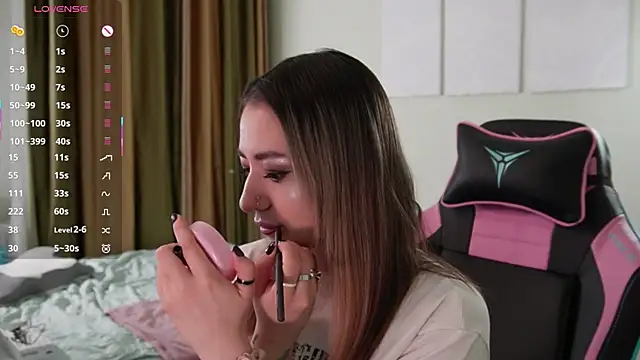 Snapshot of Fiona-Love chatting on 11.23.25 Fiona-Love online show from 11.23.25