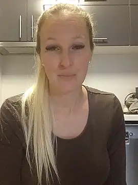 Snapshot of MaviePearl chatting on 01.23.25 MaviePearl online show from 01.23.25