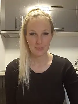 Snapshot of MaviePearl chatting on 01.24.25 MaviePearl online show from 01.24.25