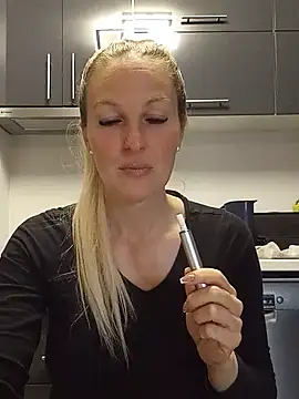 Snapshot of MaviePearl chatting on 01.30.25 MaviePearl online show from 01.30.25